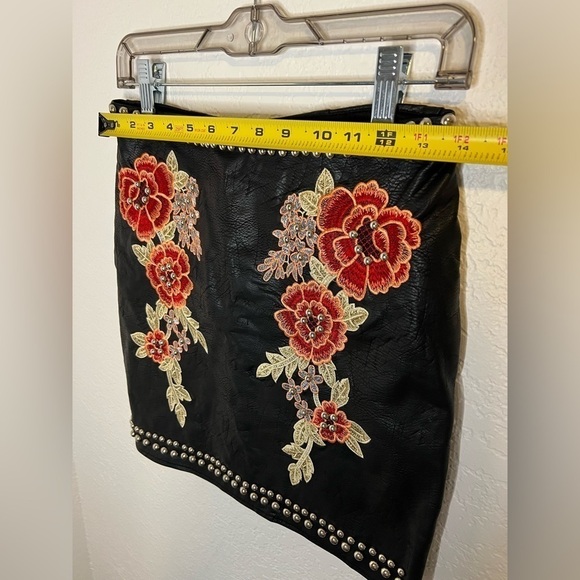 Romeo + Juliet Couture Embroidered Floral Studded Faux Leather Mini Skirt Sz Sm - Picture 7 of 8